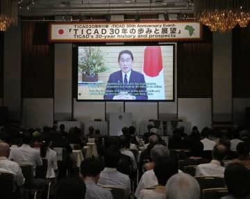 アフリカ開発会議の設立30周年を記念したイベントで流された、岸田首相のビデオメッセージ＝26日午後、東京都内のホテル