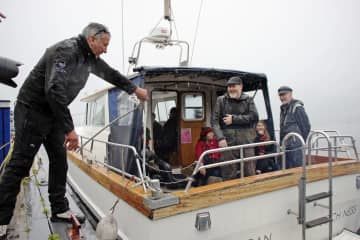 調査グループのメンバーらを乗せた「ネッシー」の捜索船＝26日、英北部ネス湖（共同）