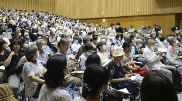 山口県上関町で開かれた、中間貯蔵施設について学ぶ講演会に集まった住民ら＝26日午後