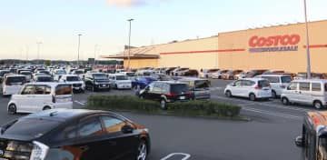 死亡が確認された0歳児を乗せた車が止められていた、大型スーパー「コストコ」の駐車場＝26日午後6時26分、北九州市八幡西区