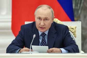ロシア・モスクワのクレムリンで会合に出席するプーチン大統領＝17日（タス＝共同）