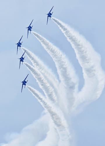 4年ぶりに通常規模で開催された航空自衛隊松島基地の航空祭で、アクロバット飛行を披露する「ブルーインパルス」＝27日午後、宮城県東松島市