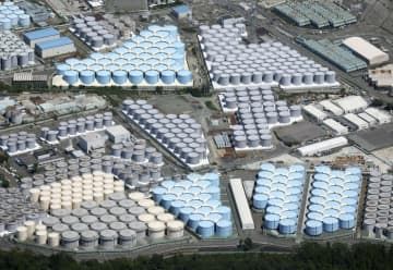 東京電力福島第1原発の敷地内に並ぶ処理水の保管タンク＝22日