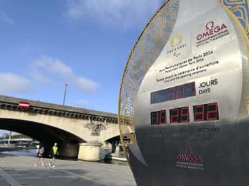 エッフェル塔前に設置されているパリ・パラリンピック開幕までのカウントダウン時計＝27日、パリ（共同）