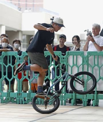 開幕戦で技を披露する自転車BMXの選手＝27日午後、宮崎市