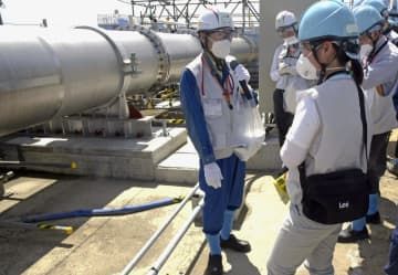 東京電力福島第1原発で報道陣に公開された、処理水を希釈するための海水を移送する配管＝27日午前
