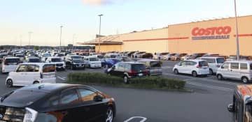 死亡が確認された0歳児を乗せた車が止められていた、大型スーパー「コストコ」の駐車場＝26日午後