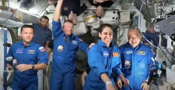 国際宇宙ステーションに到着した古川聡飛行士（前列右端）ら＝27日（NASAテレビから）