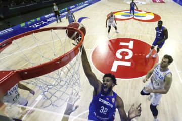 バスケットボール男子W杯、1次リーグのイタリア戦でシュートを放つドミニカ共和国のカールアンソニー・ラウンズ＝27日、マニラ（AP＝共同）
