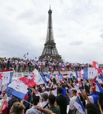 パリ五輪関連のイベントで行われた、セーヌ川を航行するパレード＝7月、パリ（共同）