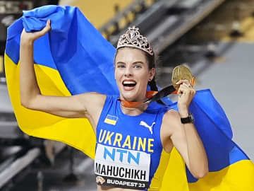 女子走り高跳びで優勝したヤロスラワ・マフチフ＝ブダペスト（共同）