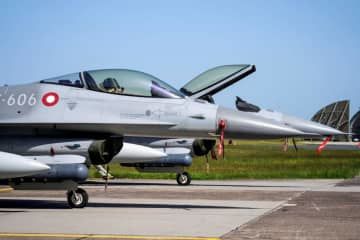 デンマーク空軍のF16戦闘機＝5月（ロイター＝共同）