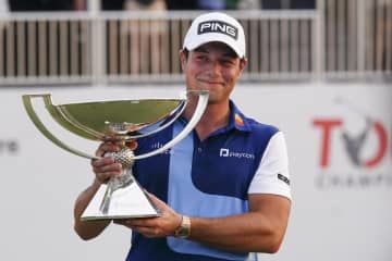 米男子ゴルフの今季最終戦、ツアー選手権で優勝したビクトル・ホブラン＝27日、アトランタ（AP＝共同）