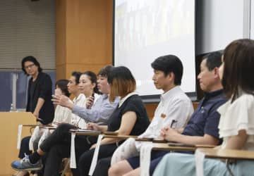 「宗教2世」問題について開かれたシンポジウムで議論する参加者ら＝26日午後、東京都品川区