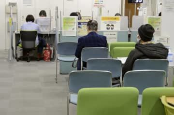 就職相談の順番を待つ人＝2020年、東京都港区のハローワーク品川