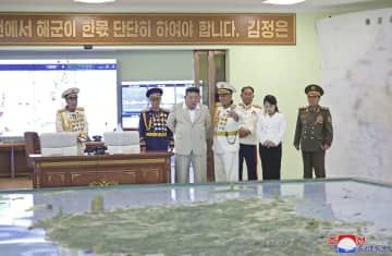 27日、朝鮮人民軍海軍司令部を訪れた北朝鮮の金正恩朝鮮労働党総書記（左から3人目）。右から2人目は娘とされる少女（配信元が画像の一部を加工しています、朝鮮中央通信＝共同）