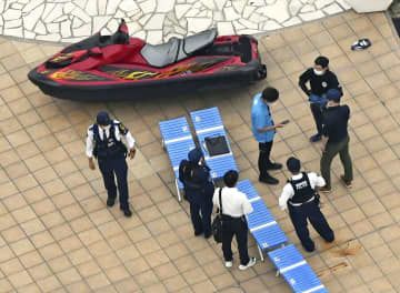 水上バイクが客席に突っ込んだ現場を調べる捜査員ら＝2022年4月、愛知県蒲郡市の「ラグーナテンボス」