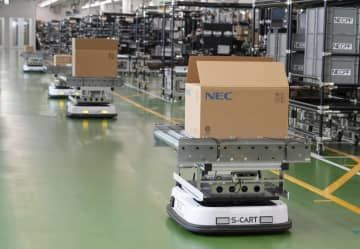 NECプラットフォームズが静岡県掛川市で稼働させた新工場で、製品や部品を運ぶために走行するロボット＝29日午後