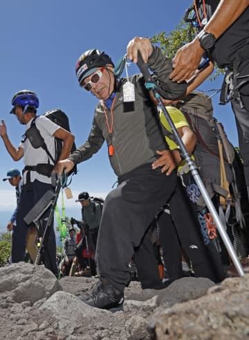富士山の山頂を目指して登山する90歳の冒険家三浦雄一郎さん。静岡県側の5合目を出発し、最初は山岳用車いすの助けを借りずに自力で歩いた＝29日午前