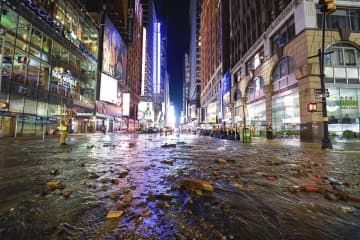 水道管の破損で浸水した米ニューヨーク・タイムズスクエア＝29日（Marc　A.　Hermann/MTA提供、AP＝共同）