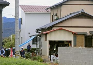 火災が発生した福井県鯖江市の住宅＝30日午前