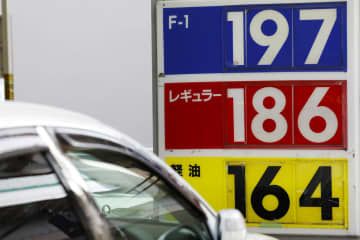 レギュラーガソリンが1リットル当たり186円の価格を示すガソリンスタンドの表示＝30日午後、東京都内