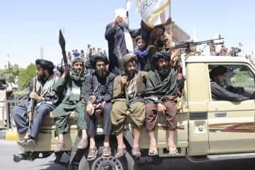 アフガニスタンで権力を固めたイスラム主義組織タリバンのメンバーら＝15日、カブール（AP＝共同）