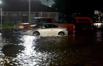 ハリケーンの影響で冠水した道路に残された車＝30日、米南部フロリダ州（ゲッティ＝共同）