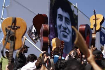 2009年、チリの首都サンティアゴで歌手ビクトル・ハラを追悼する人々（AP＝共同）