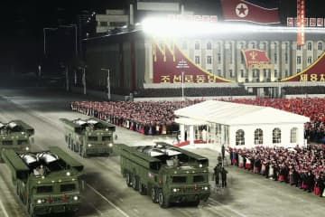 2021年1月、軍事パレードで公開された短距離弾道ミサイル＝平壌の金日成広場（朝鮮中央通信＝共同）