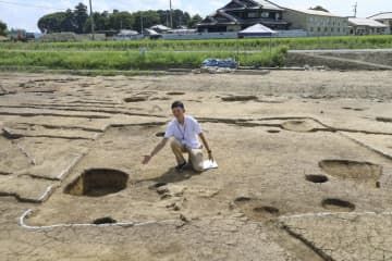 12棟分の竪穴建物跡が見つかった御館前遺跡＝8月28日、滋賀県近江八幡市