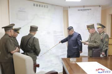 8月29日、朝鮮人民軍総参謀部の訓練指揮所を訪れ「全軍指揮訓練」を視察する北朝鮮の金正恩朝鮮労働党総書記（右から3人目）（配信元が画像の一部を加工しています、朝鮮中央通信＝共同）