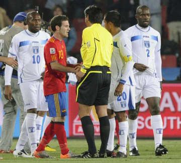 ワールドカップ（W杯）南アフリカ大会で、主審と握手を交わすスペインのマタ（中央）＝2010年6月、ヨハネスブルク（共同）