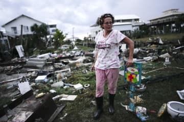 ハリケーン・イダリアの通過後、破壊された家の残骸から家財を探す女性＝8月30日、米フロリダ州（AP＝共同）