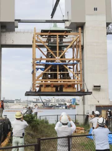 移設工事が始まり、つり上げられる「今津灯台」の木造部分＝1日午前、兵庫県西宮市