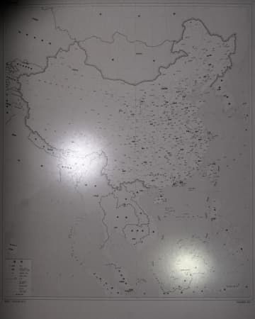 中国政府が31日までに公表した新しい地図。インドにある係争地（左）や南シナ海にあるマレーシア近くの海域（右）が中国領として表示された（共同）