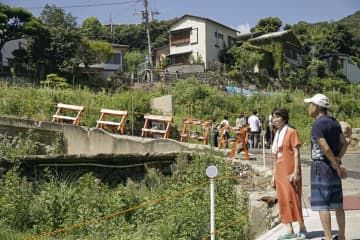 警戒区域の指定が解除された地元に立ち寄る住民ら＝1日午前、静岡県熱海市