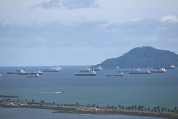 パナマ市沖の太平洋上でパナマ運河の通過に向けて待機する貨物船＝8月25日（AP＝共同）