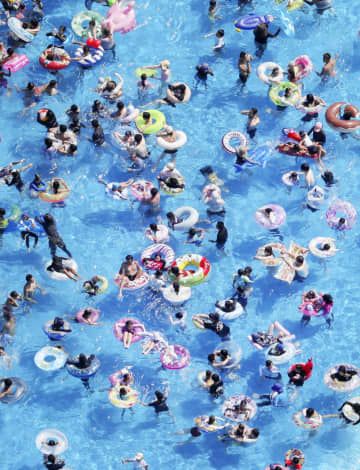 厳しい暑さが続き、東京都と神奈川県境のプールには多くの人が訪れていた＝7月