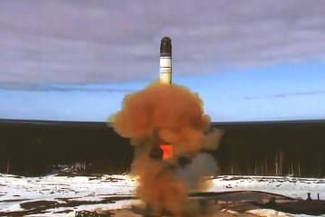 ロシア北部アルハンゲリスク州で行われた次世代型ICBM「サルマト」の発射実験＝2022年4月（ロシア国防省提供・タス＝共同）
