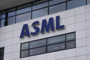 オランダの半導体製造装置大手ASMLのロゴ（AP＝共同）