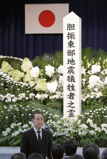北海道厚真町で行われた追悼式で、式辞を述べた宮坂尚市朗町長＝2日午前