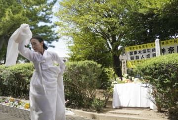 慰霊碑前で追悼の舞を披露する在日コリアン3世の韓国伝統舞踊家、チョ和仙さん＝2日午前、横浜市