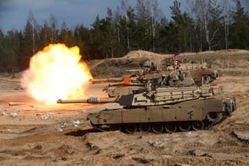 米軍の主力戦車エーブラムス＝2021年3月、ラトビア・アダジ（ロイター＝共同）