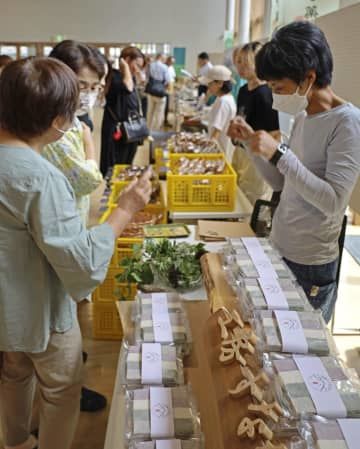 岐阜県飛騨市で開かれた全国薬草シンポジウムの即売展＝2日午前