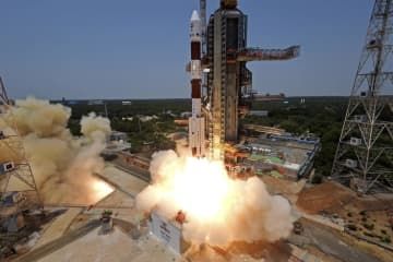 インドの太陽観測衛星「アディティヤL1」の打ち上げ＝2日、同国スリハリコタの宇宙センター（インド宇宙研究機構提供、AP＝共同）