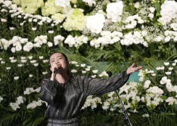 北海道厚真町で行われた追悼式で、復興への願いを込めた楽曲を披露する小寺聖夏さん＝2日午後