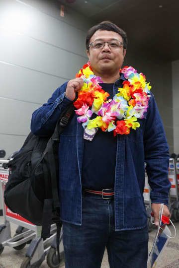 2日、台北の松山空港に到着した台湾人ビジネスマンの李孟居氏（中央通信社＝共同）