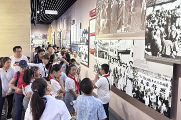 中国人民抗日戦争記念館で展示を見学する子どもたち＝3日、北京（共同）