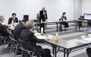 長崎県教委が設置した離島留学制度の在り方を検討する委員会の会合＝3日午後、県庁